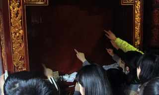 Chen nhau thể hiện tinh thần hiếu học tại Văn Miếu. Ảnh: N.M.Hà