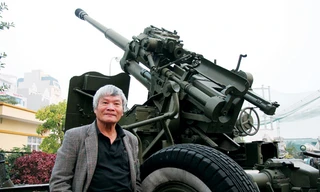 Nhà nhiếp ảnh Nguyễn Đình Toán bên khẩu pháo đã từng chiến đấu năm xưa. Ảnh: Hồng Ngọc