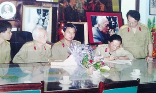 Thượng tá Trần Thanh Hằng (thứ 2 từ phải sang) và Đại tướng Võ Nguyên Giáp