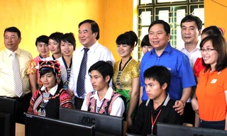 Bàn giao phòng máy tính cho trường PTDTNT ở Điện Biên