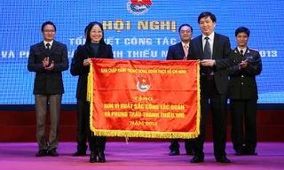 Bí thư T.Ư Đoàn Nguyễn Long Hải tặng cờ thi đua xuất sắc cho Thành Đoàn