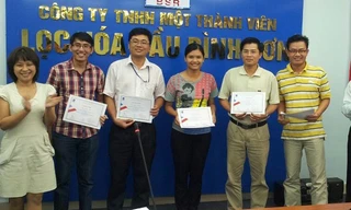 Nguyễn Tấn Nhật (thứ 2, từ trái sang), trong buổi tập huấn cho cán bộ công nhân viên Cty.