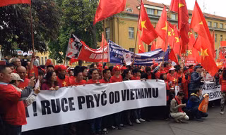 Đông đảo bà con người Việt tại Cộng hòa Séc biểu tình phản đối Trung Quốc. Ảnh: Getty Images