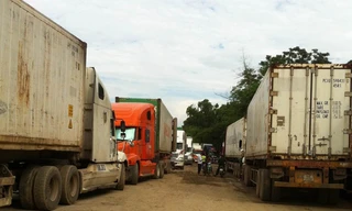 Xe Container chen chúc nhau qua cửa khẩu phụ Bản Vược (Bát Xát - Lào Cai). Ảnh: Hoa Bằng