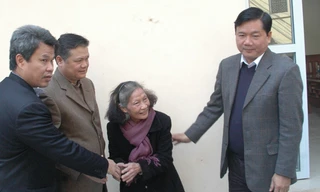 Bà Thái Xuân Lai nhận nhà mới sau nhiều năm ở căn nhà cũ nát