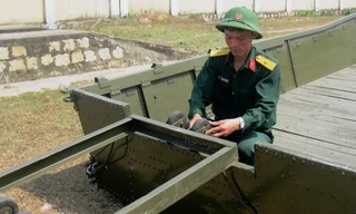 Thiếu úy Dương và sáng kiến giá trượt cho cano, xuồng nhôm lên xuống