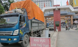 Xe chở hàng hóa qua cửa khẩu Tân Thanh, tỉnh Lạng Sơn. Ảnh: Phạm Anh