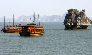 Thông tin 7.000 lít dầu chứa hóa chất siêu độc lưu giữ cạnh vịnh Hạ Long khiến dư luận xôn xao lo lắng. Ảnh: Hồng Vĩnh