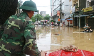 Lực lượng vũ trang tỉnh Lạng Sơn đi thuyền vào giúp dân bị ngập lụt Ảnh: Thắng Trung