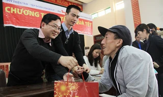 Đại diện Quỹ Thiện tâm tập đoàn Vingroup và báo Tiền Phong tặng quà Tết cho anh Nguyễn Hữu Tuệ, một hộ nghèo tại huyện Hậu Lộc (Thanh Hóa). Ảnh: Trường Phong
