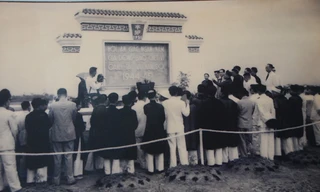 Trước nhà bia năm 1951. Ảnh: Võ An Ninh