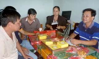 Xem xét nhân bánh trung thu Minh Tâm tại Đội Quản lý thị trường số 1, chiều 16/8. Ảnh: Đức Thịnh