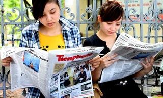 Tiếp tục tặng báo “Tiền Phong” cho người nhà sĩ tử