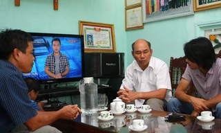 Ông Cương chia sẻ về những ngày khói lửa và sự thay đổi của Vị Xuyên sau chiến tranh. Ảnh: Xuân Tùng