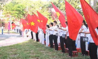 Buổi chào cờ đặc biệt ở Quốc học Huế