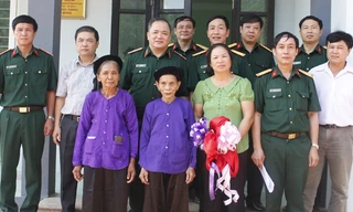 Các đại biểu dự lễ cắt băng khánh thành nhà bà Nông Thị Danh, thôn Pắc Dài, xã Tam Kim