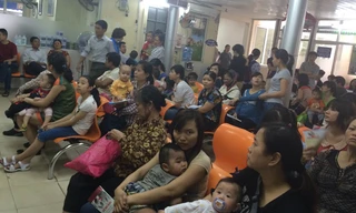 Trẻ đợi tiêm vắc-xin sởi tại điểm tiêm Viện Vệ sinh dịch tễ T.Ư Ảnh. T.Hà