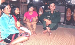 Chị Bhnước Thị Hằng và con gái A Lăng Họ gọi anh Hiệp là người cha thứ hai. Ảnh: H. Văn