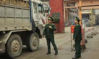 Lực lượng Biên phòng nỗ lực cho xe xuất khẩu nhanh chóng. ảnh: Công Anh