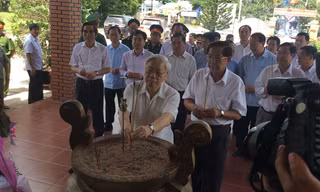 TBT Nguyễn Phú Trọng và đoàn công tác Trung ương dâng hương tại nghĩa trang Liệt sĩ Phú Quốc