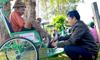 Anh Nguyễn Văn Quế - kỹ thuật viên của xưởng trong chuyến mang phát giày miễn phí cho bệnh nhân làng phong Đăk Pơ Nan (xã Kon Thụp, huyện Mang Yang, Gia Lai). Ảnh: Hoài Văn