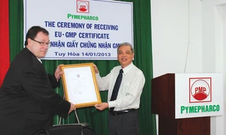 Ông Huỳnh Tấn Nam - Tổng GĐ nhận giấy chứng nhận GMP-EU từ cơ quan quản lý dược phẩm châu Âu