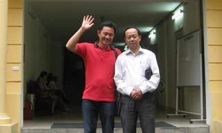 Anh Trần Minh Anh (trái) cùng luật sư sau phiên tòa