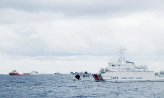 Các tàu của Trung Quốc, trong đó có tàu quân sự ngụy trang, tổ chức truy cản tàu CSB 4032 tiến vào giàn khoan thực thi pháp luật lúc 8 giờ ngày 14/6. Ảnh: Trần Tuấn