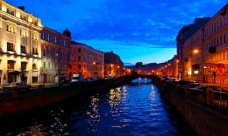 Bầu trời St. Peterburg vẫn ửng sáng như ban ngày khi màn đêm buông xuống. Ảnh: Hà Anh