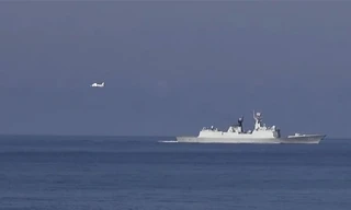 Máy bay và tàu chiến Trung Quốc xâm phạm vùng biển Việt Nam. Ảnh: TTXVN.