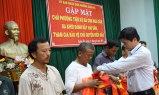 Tặng quà cho ngư dân đánh bắt hải sản xa bờ, bảo vệ ngư trường. Ảnh Đức Hoàng (Gia đình và Xã hội)