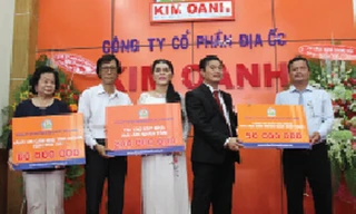 Bà Đặng Thị Kim Oanh tài trợ học bổng cho học sinh ở Bến Cát, Bình Dương