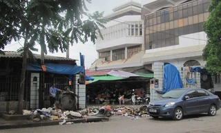 Rác dồn ứ gây ô nhiễm môi trường ở cổng chợ Đông Kinh