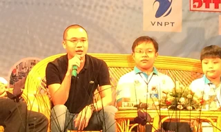 Nguyễn Hà Đông (cầm míc) chia sẻ cách đối mặt với khuyết điểm của mình để bước ra thế giới. Ảnh: Bảo Linh