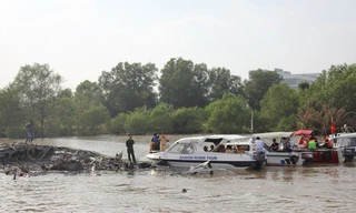 Tàu cánh ngầm cháy rụi, gần trăm hành khách nhảy xuống sông Sài Gòn thoát thân. ảnh: ngô bình