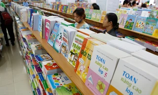 TS Lê Viết Khuyến: Bộ “buông” SGK, vai trò NXB GD cũng chấm dứt! Ảnh: hồng vĩnh