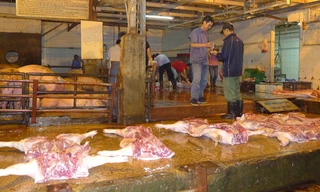 Một cơ sở giết mổ gia súc tại Hà Nội. Ảnh: Quốc Hùng