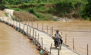 Cầu phao tự chế ở xã Đắc Lua (Tân Phú, Đồng Nai)