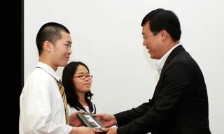 Bí thư T.Ư Đoàn Lê Quốc Phong (phải) tặng quà lưu niệm cho đại biểu học sinh Nhật Bản