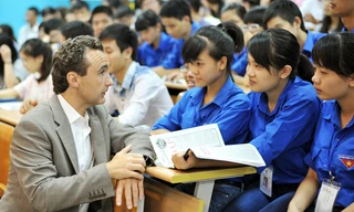 Ông Jesus nói chuyện với sinh viên về làm giàu trong nông nghiệp. Ảnh: Dương Triều