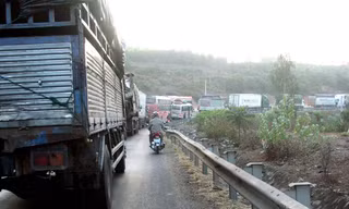 Hàng trăm xe tải né trạm cân gây ách tắc dài 3km trên QL 1A tại Phú Yên sáng 14/4. Ảnh: Văn Tài