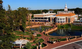 High Point University đẹp như một công viên và tiện nghi như một resort cao cấp. Những tòa kiến trúc ấn tượng của trường được đầu tư xây dựng với số vốn 700 triệu USD (hơn 14,8 nghìn tỷ đồng).