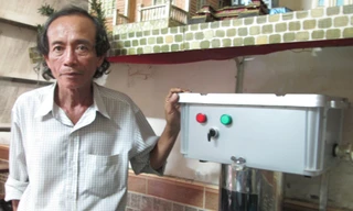 Chân dung ông sáng chế Nguyễn Duy Linh và chiếc máy rửa ly. Ảnh: L.N