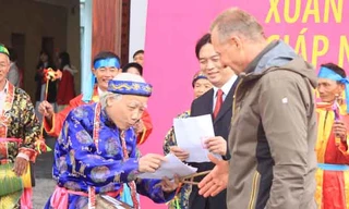 Đội sắc bùa Hà Tĩnh chúc Tết. Ảnh: Nguyễn Mạnh Hà