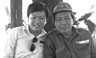 Bác Huỳnh Văn Lắm (bên phải) say sưa kể câu chuyện chữa bệnh khớp