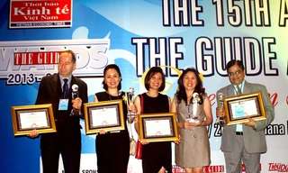 Bà Nguyễn Thị Thu Nguyệt (Thứ 2, từ phải sang trái) - Đại diện Công ty CP Khách sạn và Dịch vụ Đại Dương (OCH) đón nhận cúp và chứng nhận giải thưởng The Guide Awards 2013 - 2014