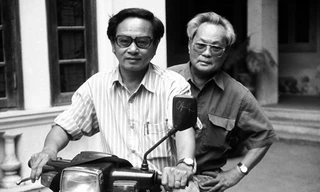 Nhà văn Nguyễn Quang Sáng (phải) và nhà thơ Trần Ninh Hồ tháng 5/2000 trước trụ sở Hội Nhà văn Việt Nam số 9 Nguyễn Đình Chiểu, nhân Hội nghị công tác văn học 2000-2005. ảnh tư liệu của Nguyễn Đình Toán