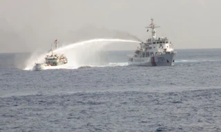 Tàu Trung Quốc dùng vòi rồng tấn công tàu Việt Nam. 