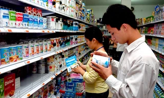 Kể từ hôm nay 21/6 mức giá sữa bán buôn và bán lẻ tối đa giảm từ 1 đến 31% so với mức giá cũ. Ảnh: Ngọc Châu