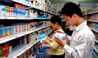 Kể từ hôm nay 21/6 mức giá sữa bán buôn và bán lẻ tối đa giảm từ 1 đến 31% so với mức giá cũ. Ảnh: Ngọc Châu